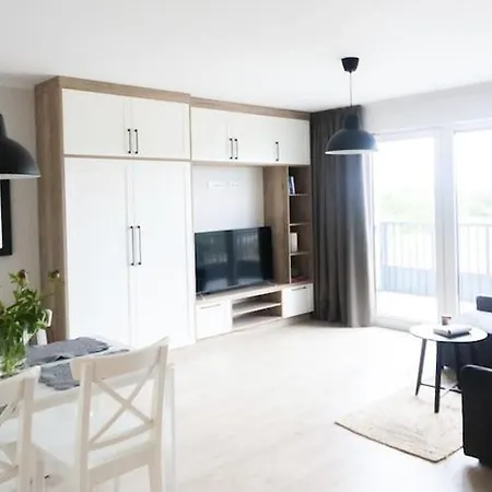 Large Coastal For 3 With Balcony Apartmán