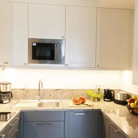 Large Coastal For 3 With Balcony Apartment *